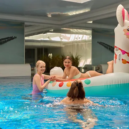 Lägenhetshotell Waterlane Riverside - Spa, Pool, Gym & Parking By Downtown 4*